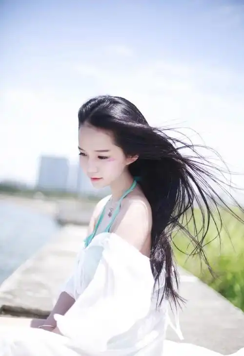 简影:海岸少女长发飘逸唯美动人-今日头条