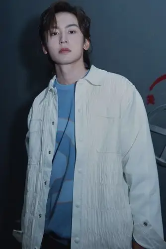 张哲瀚元气条纹运动装帅气写真图片28