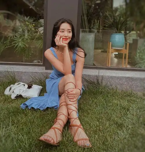 杨采钰难怪被叫"文艺女神",穿吊带裙配绑带鞋,凹出满满性感味