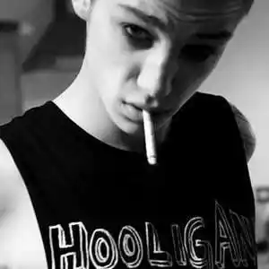 叼烟向左的头像 微信超拽男生叼烟头像【点击鼠标右键下载】