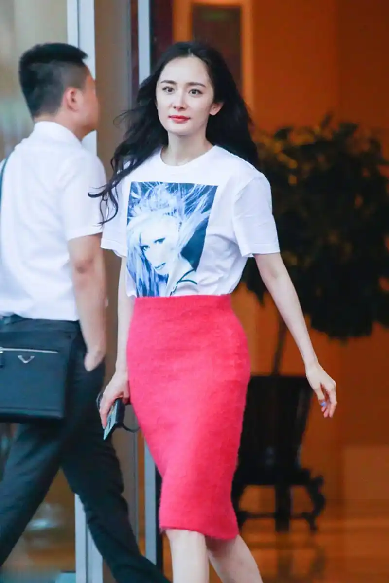 原创女明星t恤"搭配大赛",邓紫棋酷爱露脐装,杨幂爱搭短裙秀长腿