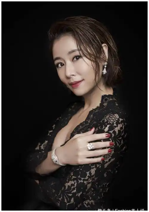 林心如换新发型亮相活动,蕾丝薄纱裙优雅大气,一头油发吸睛了!