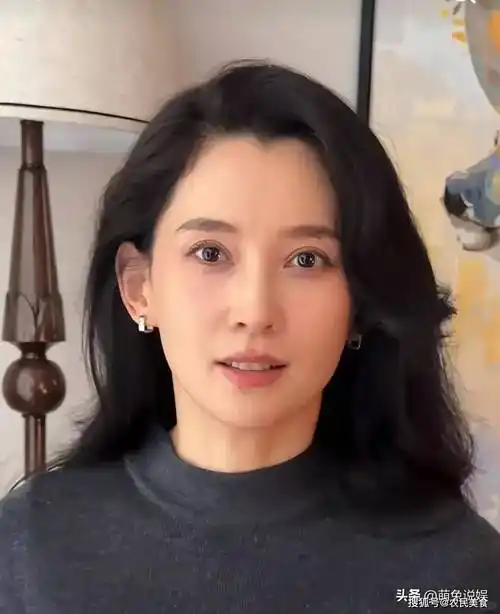 章子怡最新亮相:上海出席活动,脸部圆润饱满,45岁被指似20多岁