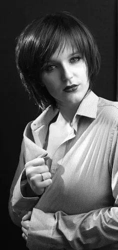 穿黑白圆领t恤的女人 -免费图片素材下载 - 西田图像sitapix