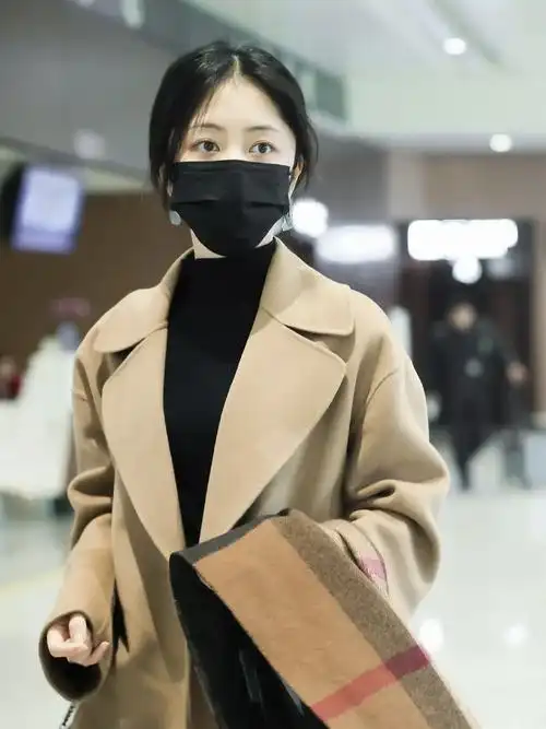 谭松韵贵阳机场娃娃脸太显年轻