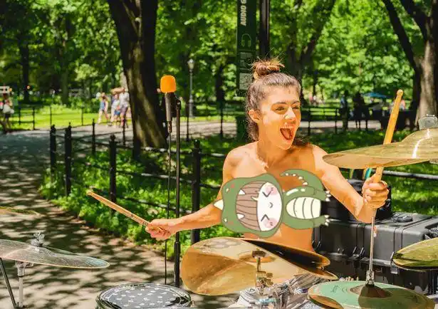 28岁花花公子模特赤着上身悠闲逛公园路人的表情耐人寻味