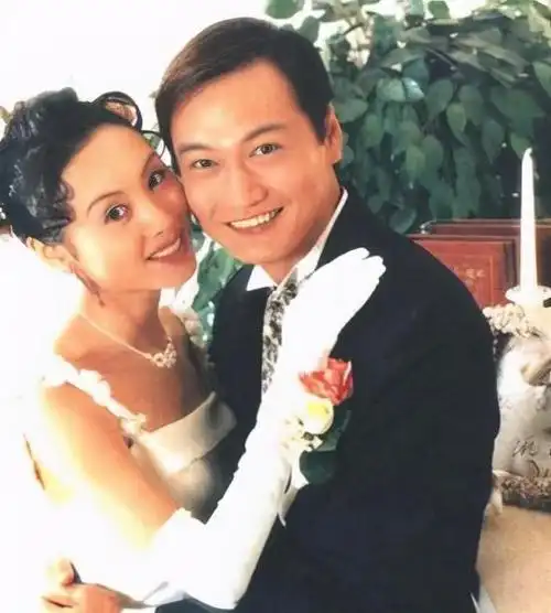 57岁陶大宇来内地捞金商演唱歌跑调无人理却被曝拿20万出场费