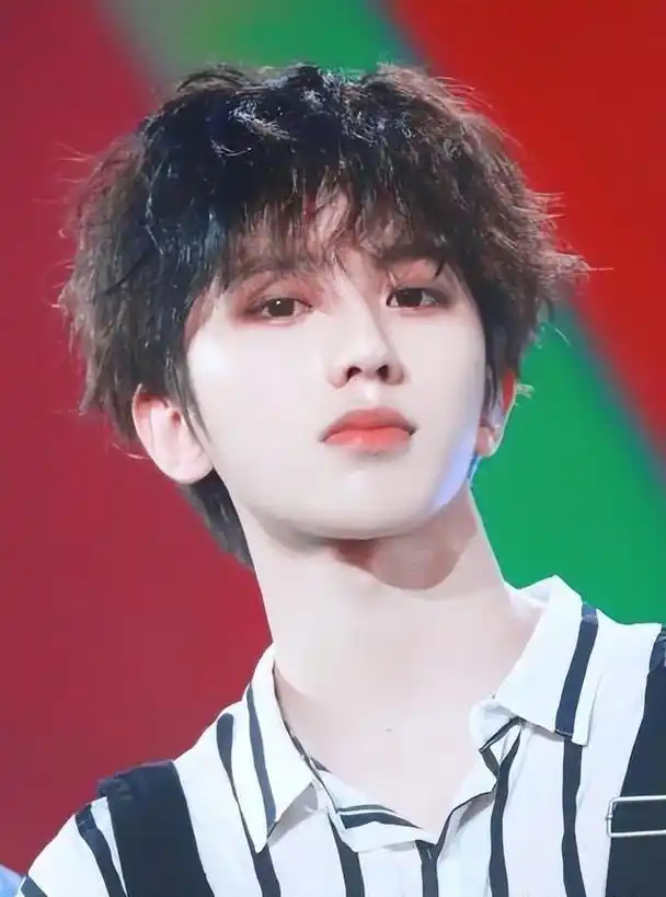 1998年出生的蔡徐坤,今年刚25岁.