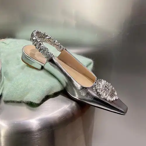 绝绝子银色真的好好搭配,太适合夏天了#鞋控の日常  #神仙鞋子  #凉鞋