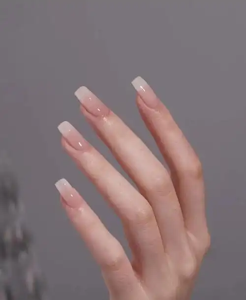 美甲纯色显手白图片,超显手白的美甲颜色(一些显白又有点小心机的美甲