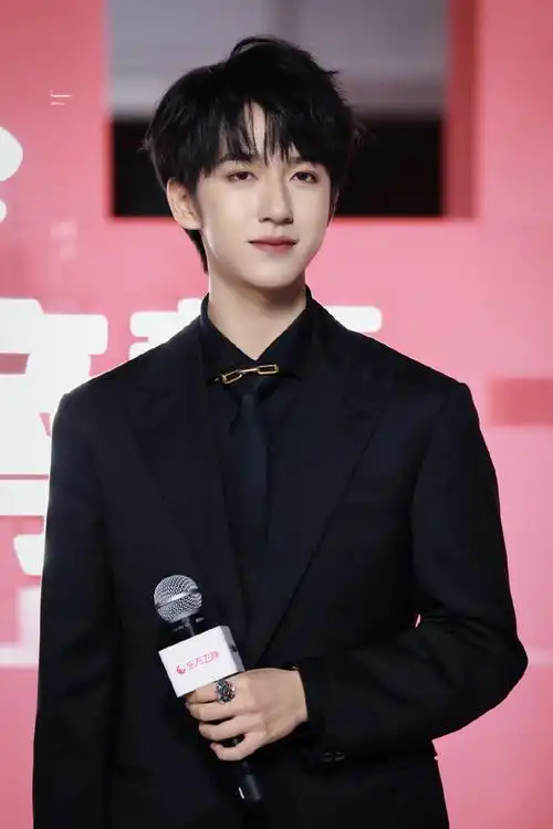 贺峻霖黑色西装造型气质好绝少年初长成期待一会舞台