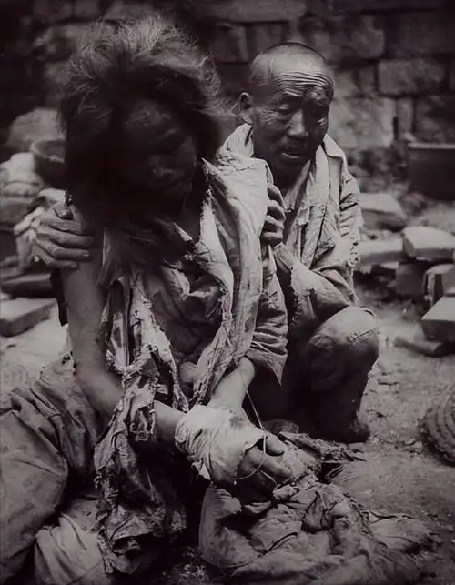 43年,抗日英雄刘耀梅被绑在树上,日军割下她腿上的肉,当众吃掉_中国