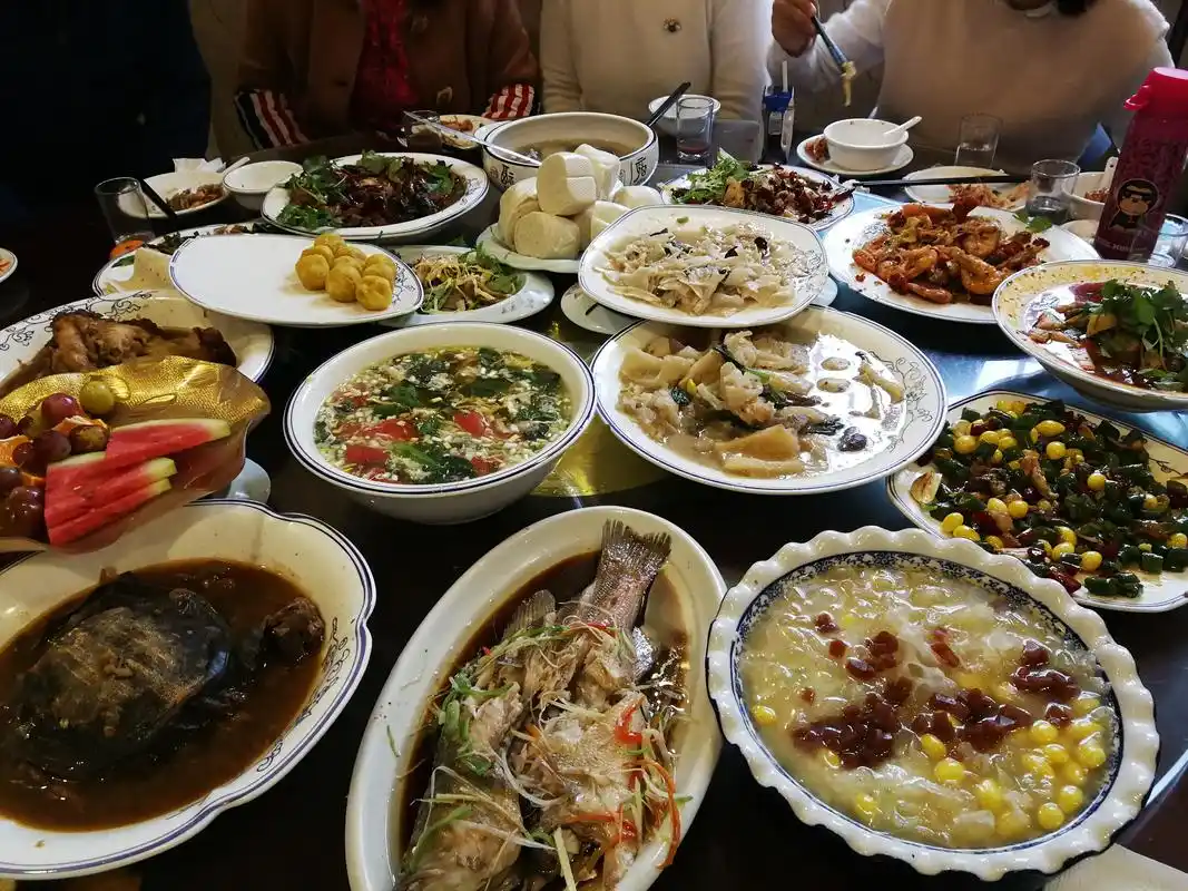 公公要在乡下宴客,婆婆一脸抱怨,看到一桌菜,婆婆笑了