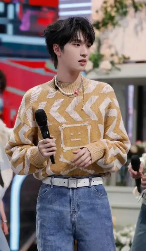 造型#你好星期六严浩翔黄色毛衣也太可爱啦萌萌的黄色小熊#严浩翔超话