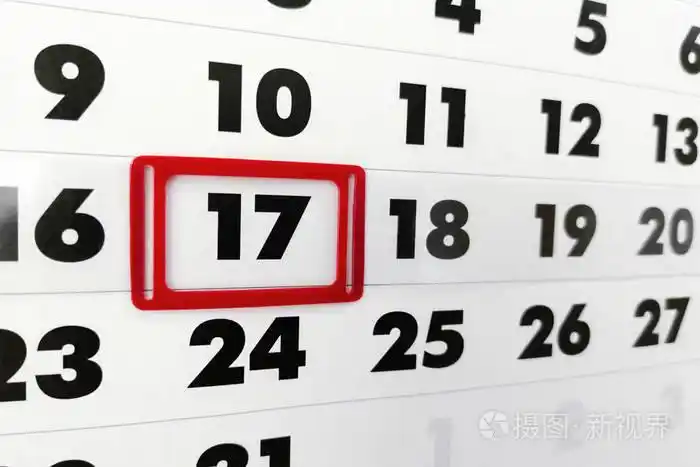 白色纸日历与数字17在红色箱子