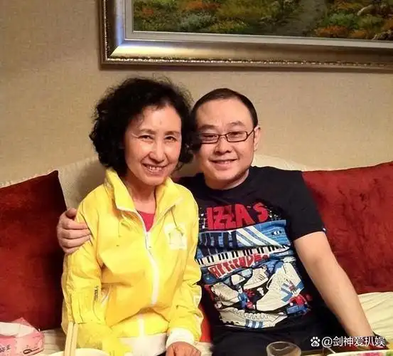 刀郎前妻生下女儿40天便跑路刀郎如今幸福美满而她会后悔吗