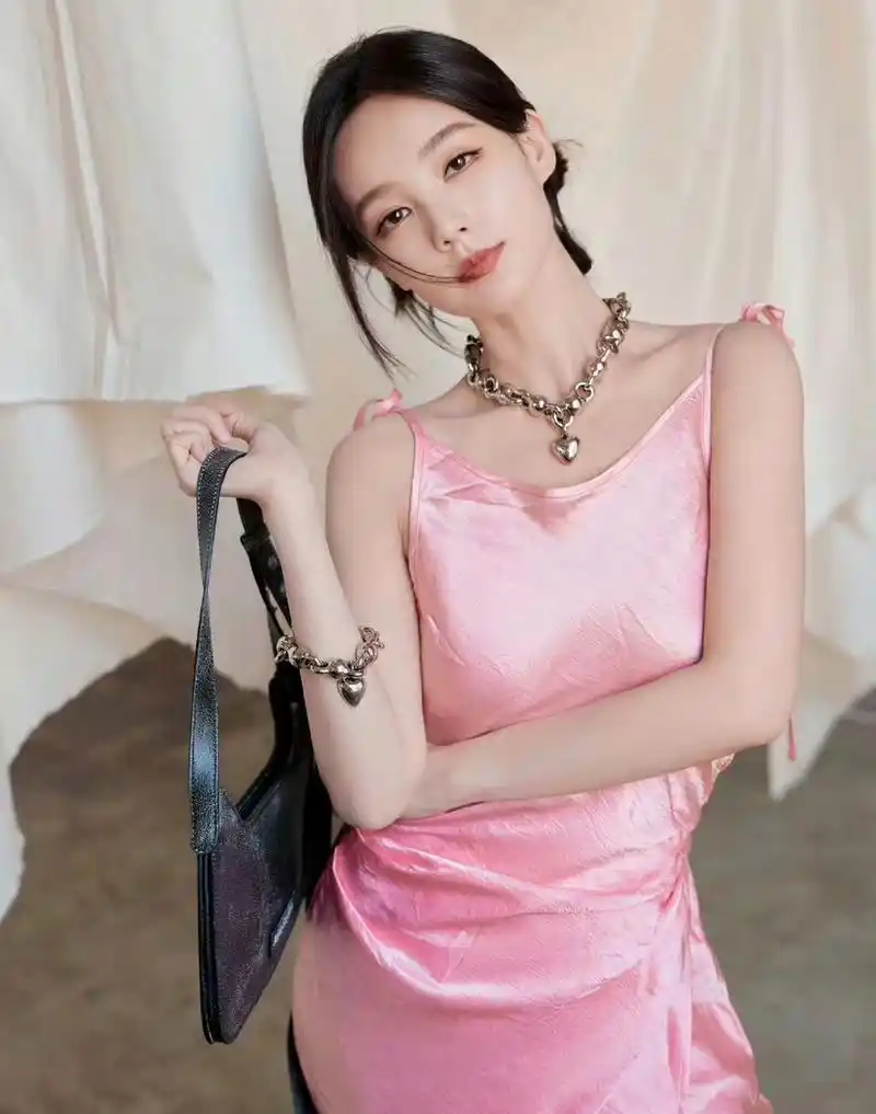 李一桐穿粉色丝绸吊带长裙,刮的好干净[二哈]#李一桐