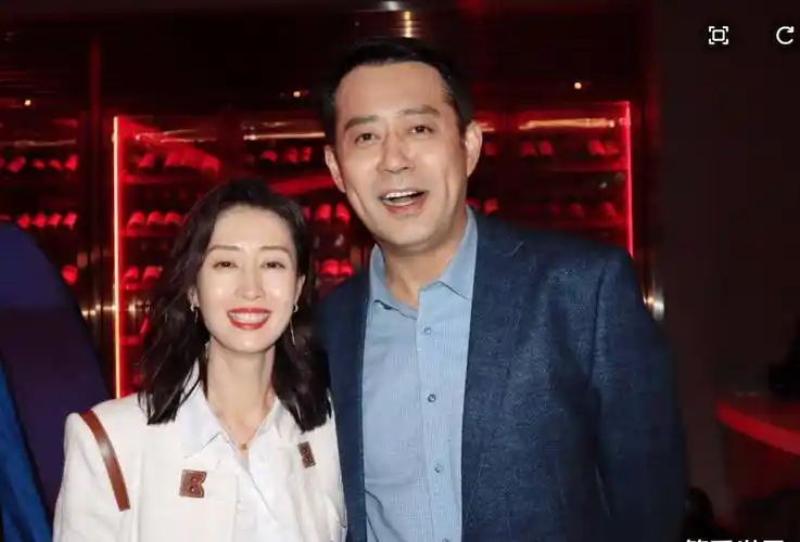 46岁刘敏涛爱情:主动甩掉富豪前夫,被曝与神秘男子车内摸脸激吻_白衣