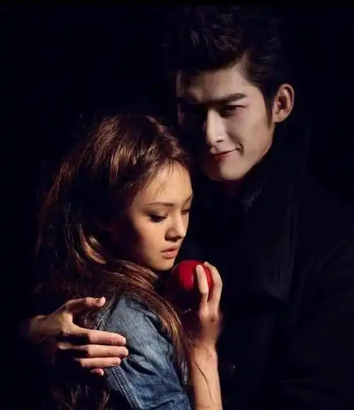 郑爽张翰cos《暮光之城》吸血鬼写真,看到效果后实在忍不住想笑