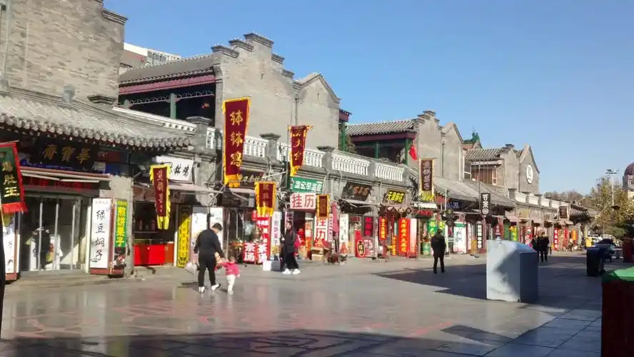 鼓楼商业街以这座鼓楼为中心,四面八方的四条巷为重点商业街,布满了