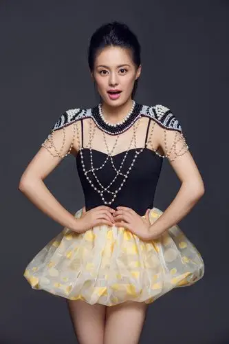 王力可甜美大片拍摄 时尚造型彰显独特(图)