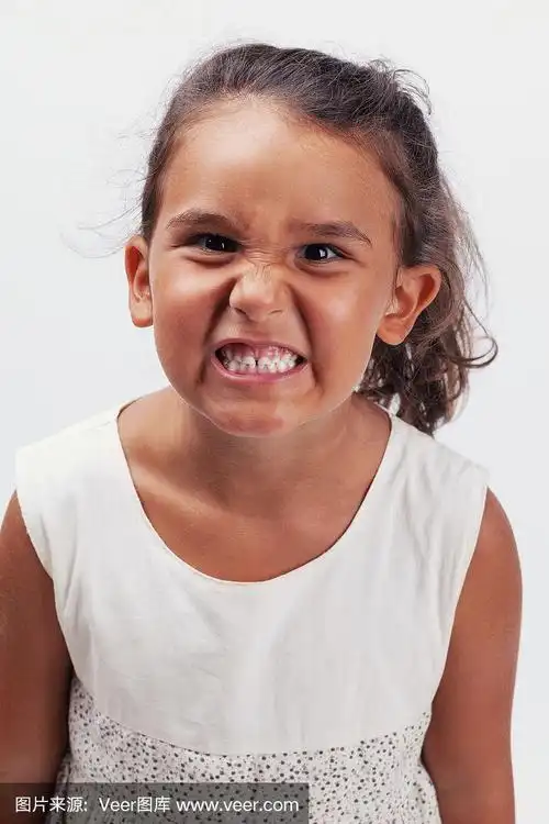 小女孩咬牙切齿,肖像