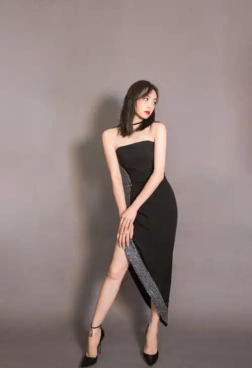 宋茜穿闪钻开叉礼裙超美 秀修长腿部线条性感撩人