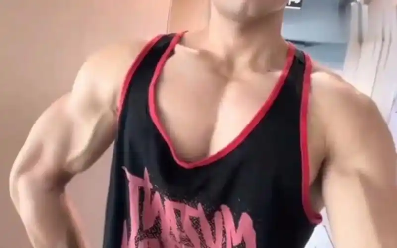 体育生 #肌肉男 #胸肌 #腹肌 #完美身材 健身教练性感胸肌锻炼!