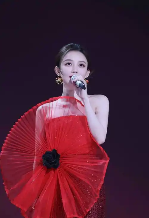 汪小敏身着st. john 2022秋季系列红色抹胸礼服_设计_美国_亮片