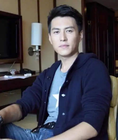 回顾演员靳东,娶二婚小1岁演员李佳,婚后生两子,幸福美满