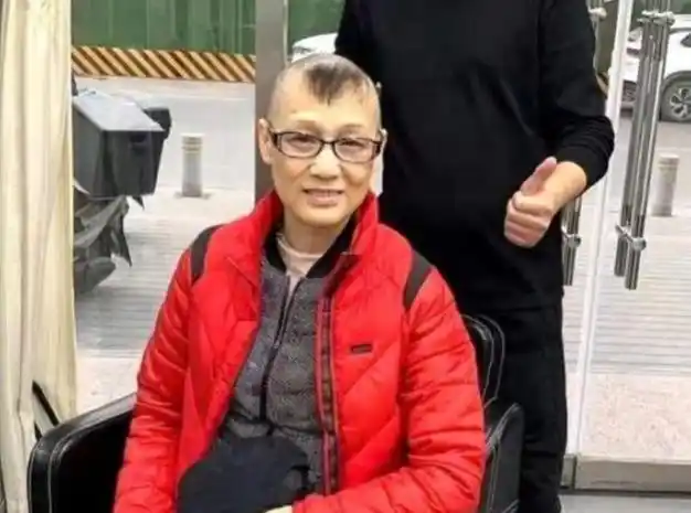 在医院的那段时间,李建群真真切切的感受到了孤独,虽然她与陈家林的