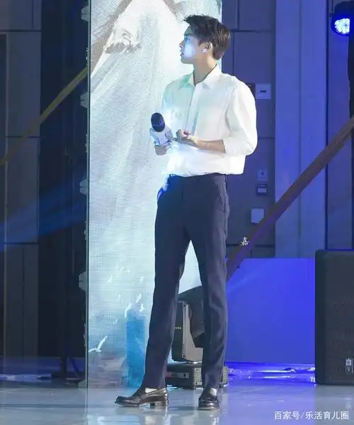 张艺兴,官方身高176cm,但是因为身材比例问题,一直被人认为只有170,看