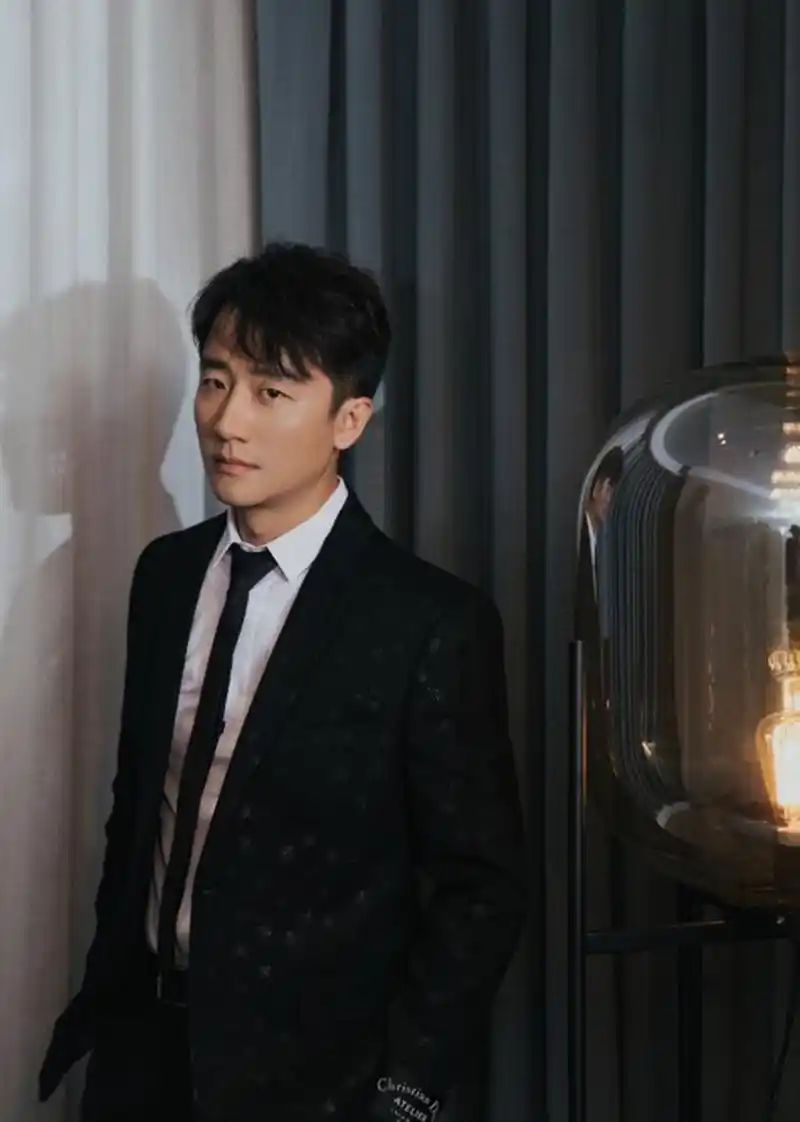 黄轩亮相第十五届mahb年度先生盛典,身着深色西装沉稳率性,蜜蜂提花更