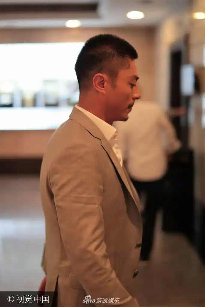 组图:霍建华休闲西装显帅气 走路带风星味十足_高清图集_新浪网