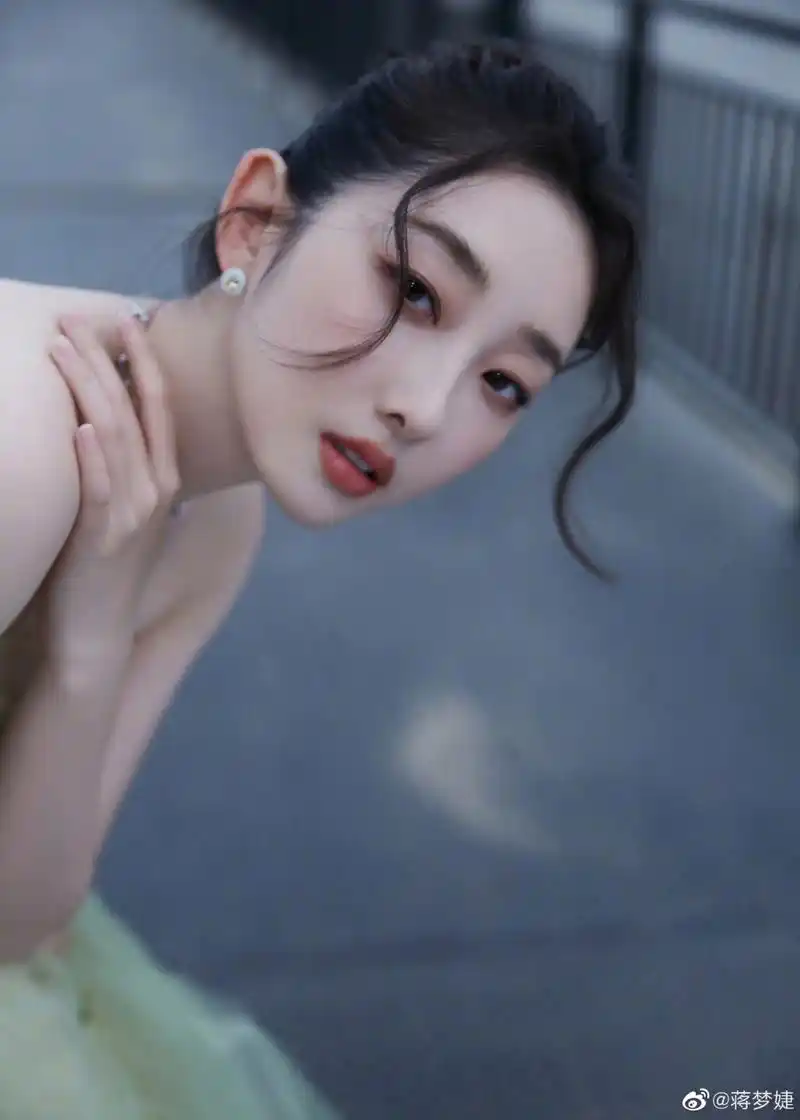 蒋梦婕的皮肤真的太白了吧,她是吃什么长大的啊?