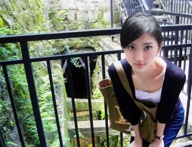 原创景甜8年前旅游的照片曝光网友表示搁我们学校一定是校花