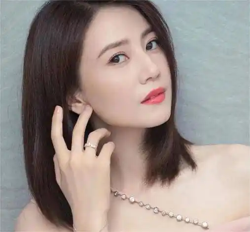 高圆圆披发造型随性松弛 演绎时尚松弛感哲学