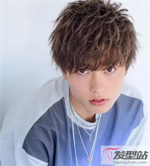 男生烫发可尝试这款,夏季清爽烫发首眩 定位烫不仅仅是增大发根蓬松度