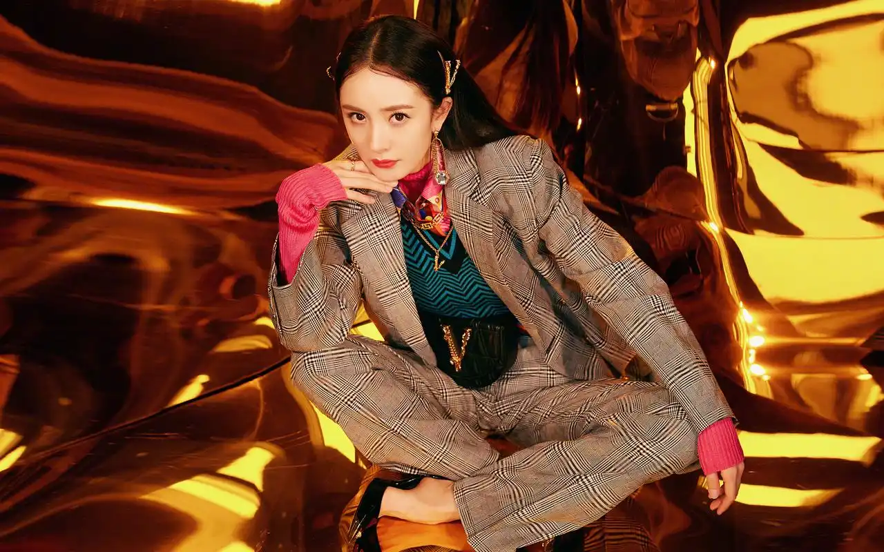 杨幂精致西装霸气高清桌面壁纸