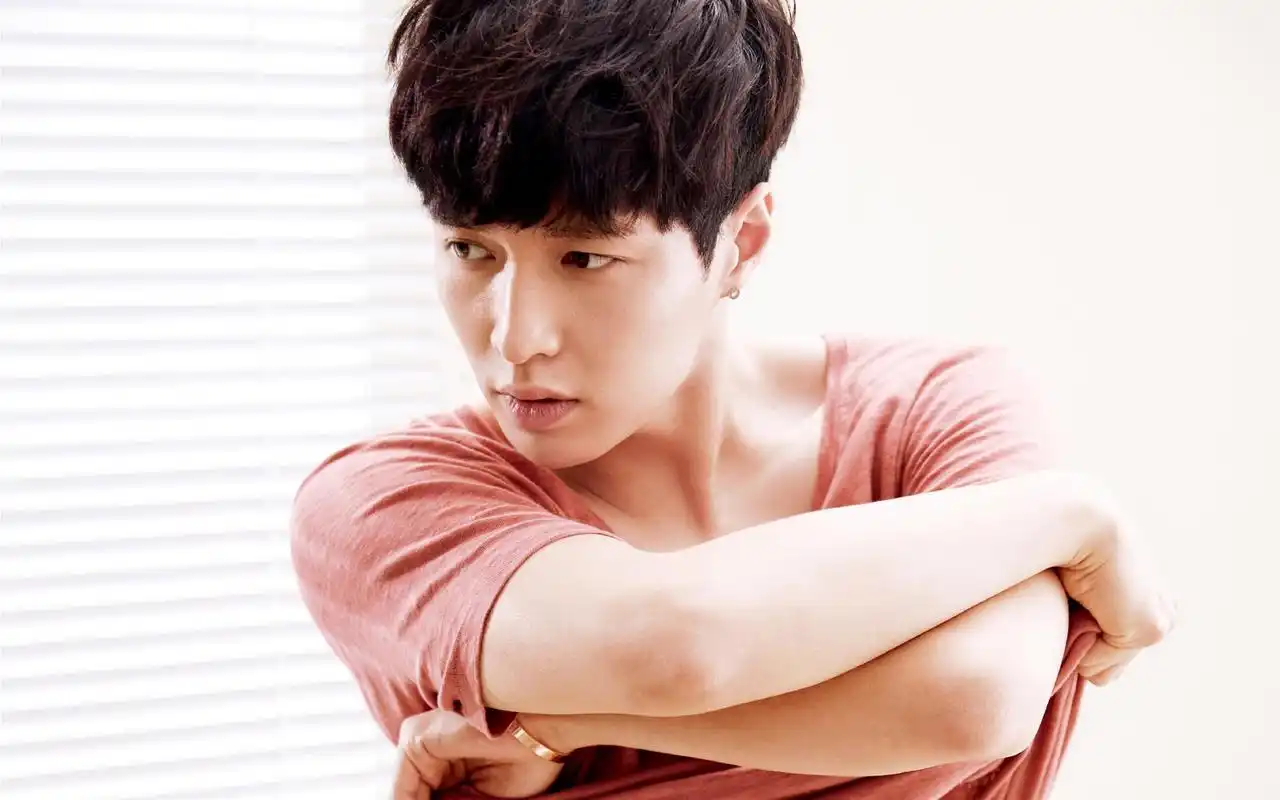 小绵羊张艺兴时尚帅气写真图片桌面壁纸,蠢萌小绵羊,帅气张艺兴,封面