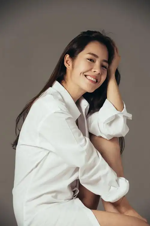 "酒窝女神"周俐葳晒慵懒写真 低眉浅笑撩发醉人