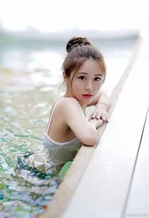 宅男女神luna张静燕性感比基尼热辣迷人写真