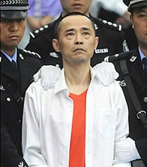 2014年,祸害一方的刘汉被判死刑,法庭上尽显丑态:你们办不了我|刘维