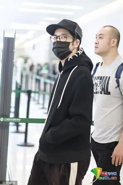 王力宏包裹严实全副武装 戴黑框眼镜增添书卷气