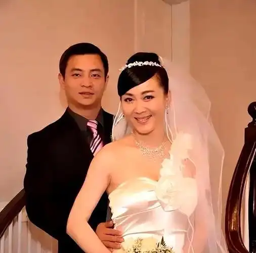 "影后"李琳:遭前夫家暴后离婚,二嫁世界冠军过得如何?