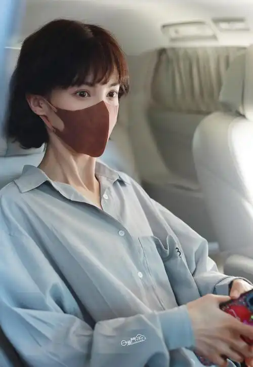 剪了短发的金晨好可爱!甜美中带着酷帅,穿搭清爽干净 - 启示号