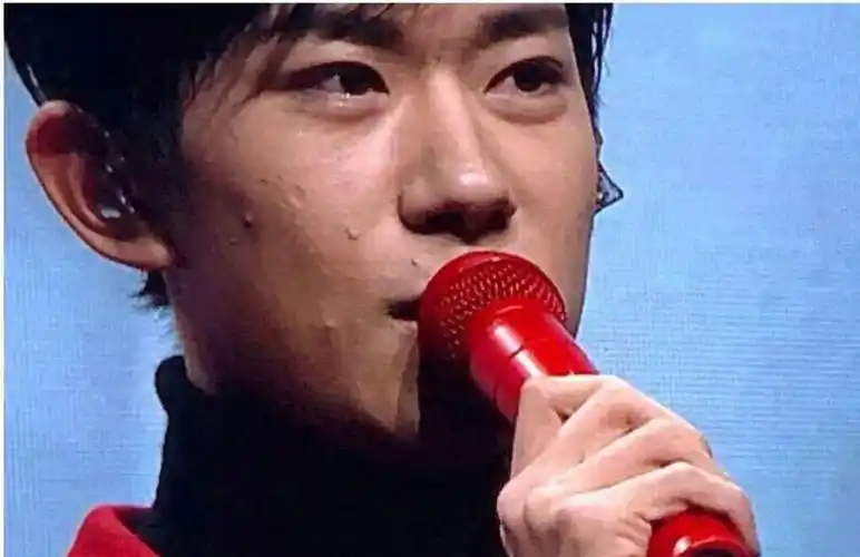 此为精修图易烊千玺的生图里看不出男顶流的高颜值,相反,他长得还挺接