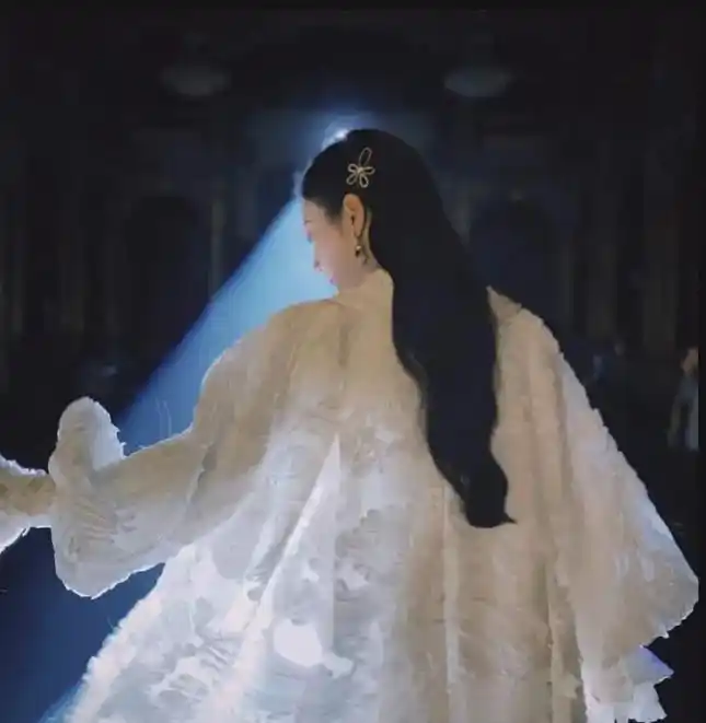 16集换27套衣服司藤爆红背后欢迎来到景甜大型时装秀现场