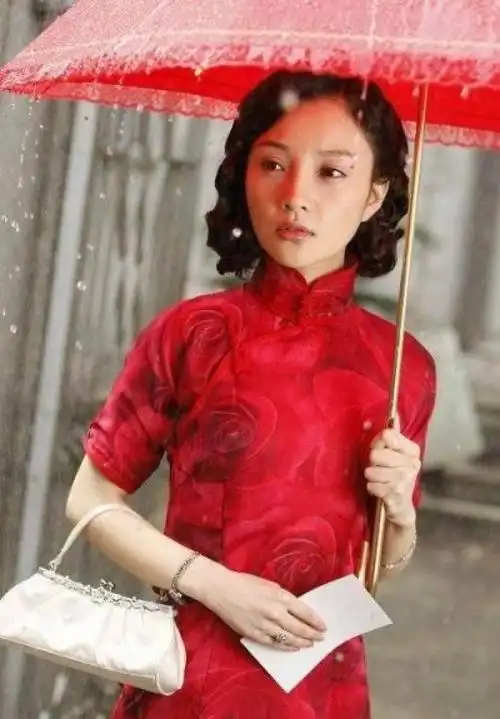 红色旗袍,红色洋伞,李小璐将你带进老上海的倾国倾城.