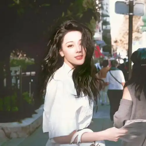 迪丽热巴被太阳晒到wink##迪丽热巴捧花浅笑